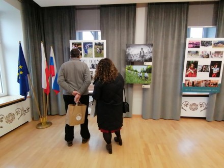 Wernisaż wystawy pokonkursowej w ramach internetowego konkursu fotograficznego pt. "Bogactwo kultur pogranicza polsko-słowackiego"